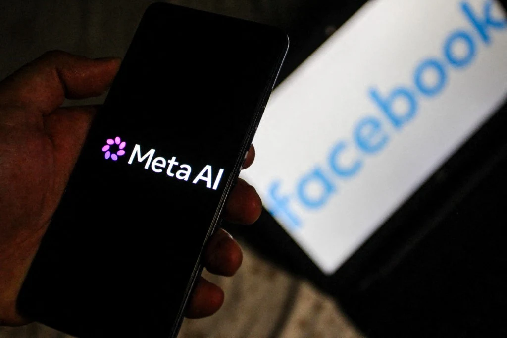 Użytkownicy zgłaszają awarię. Nie działają usługi koncernu Meta Ekran smartfona z logo Meta AI na pierwszym planie, w tle rozmazany ekran z napisem Facebook.