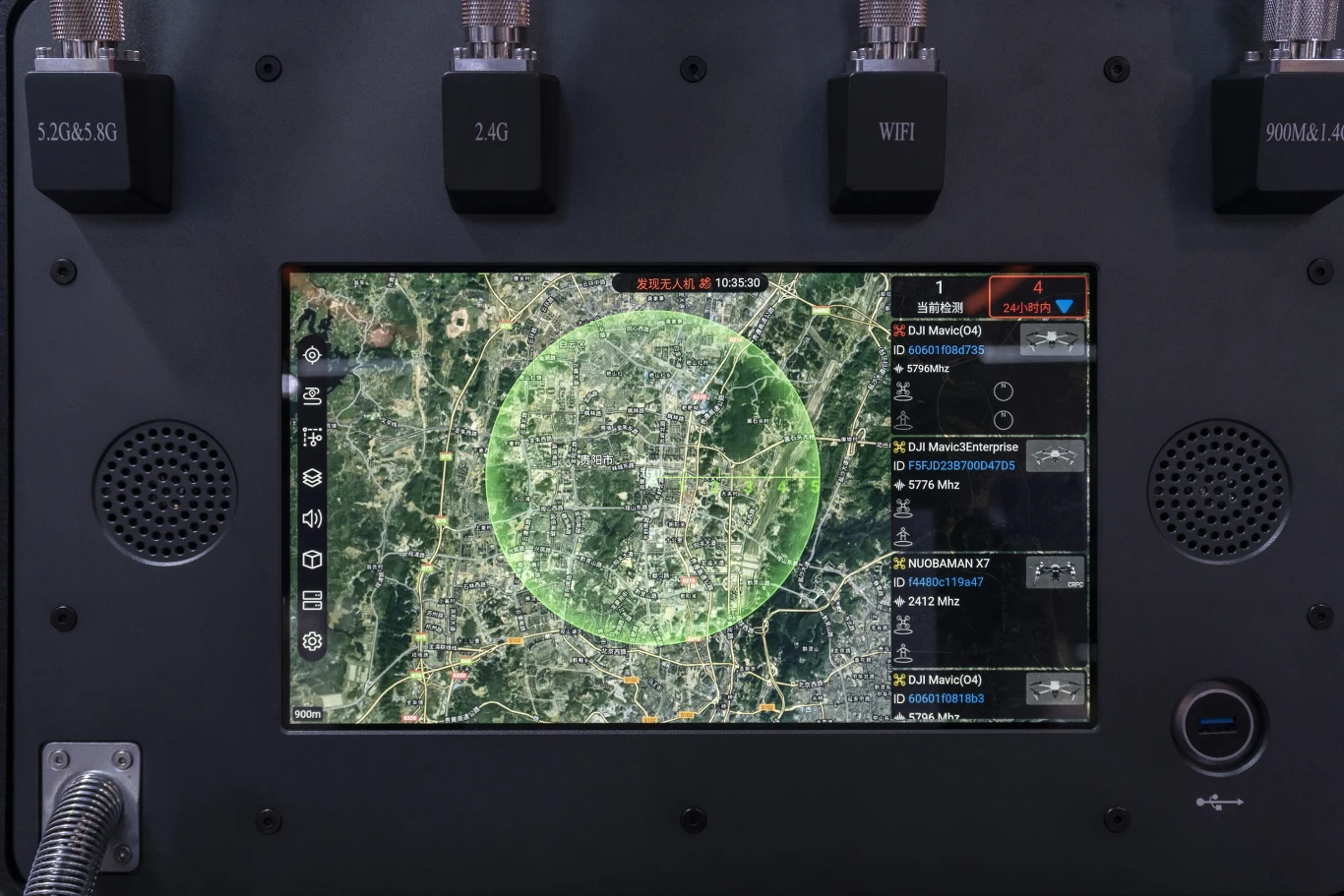 Wyświetlacz z mapą satelitarną i zielonym okręgiem na środku, otoczony modułami komunikacyjnymi podpisanymi jako 5G, 2.4G, WIFI i 900MHZ, z widocznymi opcjami sterowania po prawej stronie ekranu.