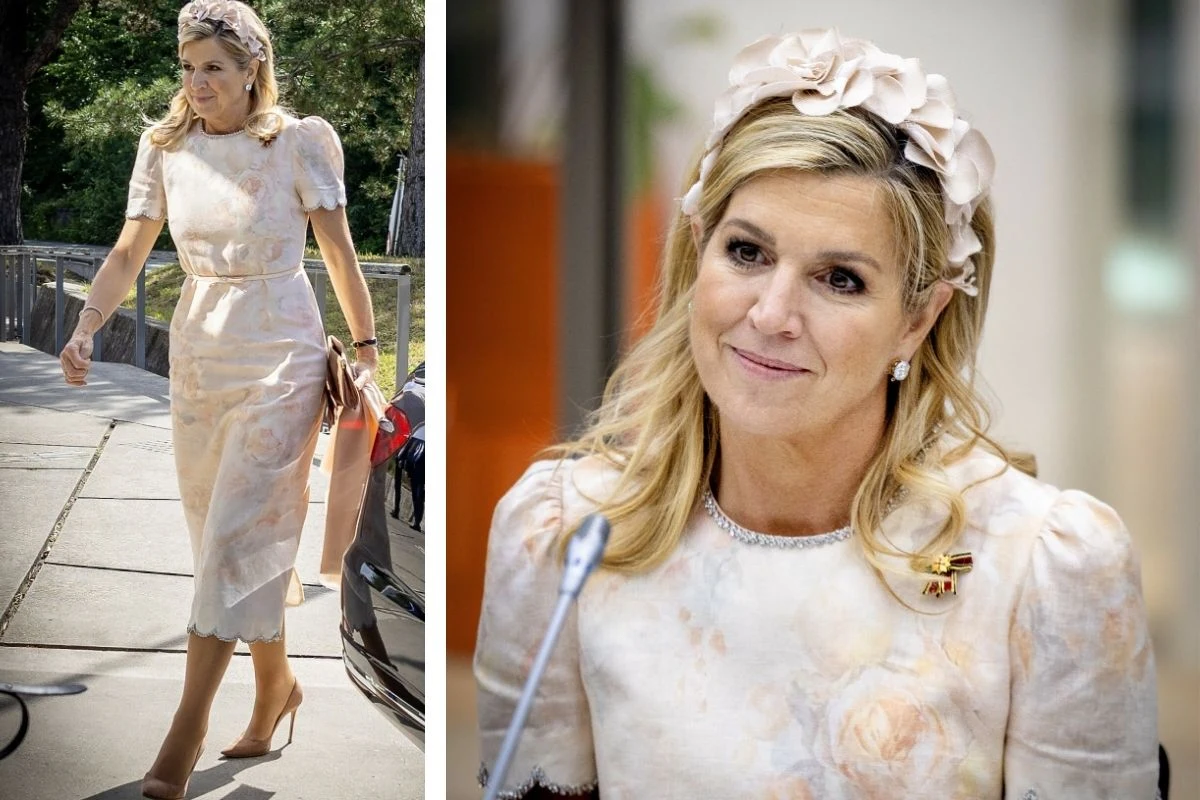 Kobieta w eleganckiej, jasnej sukience z kwiatowym wzorem i dopasowaną opaską z kwiatami, trzymająca jasną torebkę i nosząca cieliste szpilki, z delikatnym makijażem i blond włosami rozpuszczonymi na ramionach.