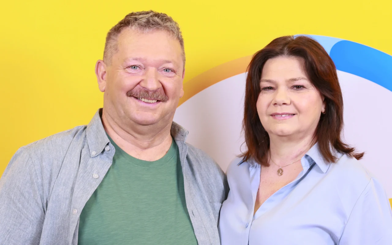 Wiesław i Barbara Nowobilscy Wiesław Nowobilski z żoną Barbarą na tle żółtej ścianki z logo "halo tu polsat"