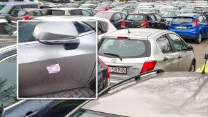 Właściciel samochodu wycenił szkody powstałe po usunięciu naklejki na blisko 5,5 tys. zł. Sprawą zajęła się policja.