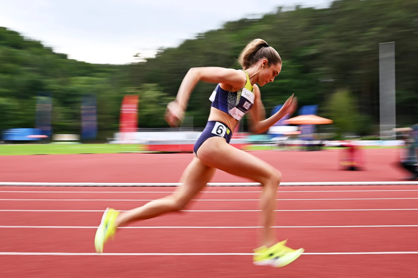 Anastazja Kuś, Sopot 2026 Zawodniczka lekkoatletyczna w dynamicznym biegu po tartanowej bieżni na stadionie, skupiona na osiągnięciu maksymalnej prędkości.