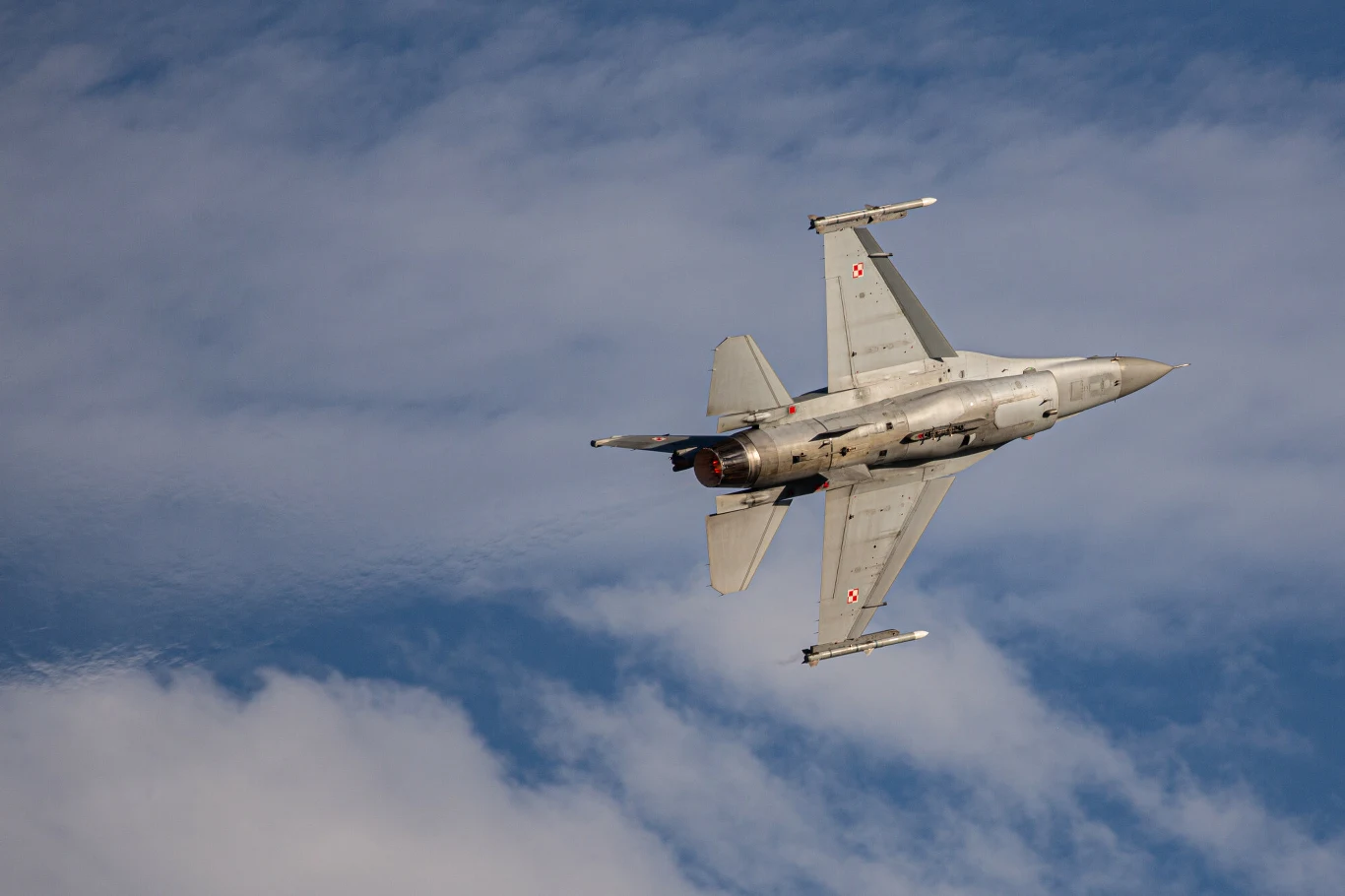 Polski myśliwiec F-16, zdjęcie ilustracyjne Myśliwiec F-16 przelatuje nad Polską