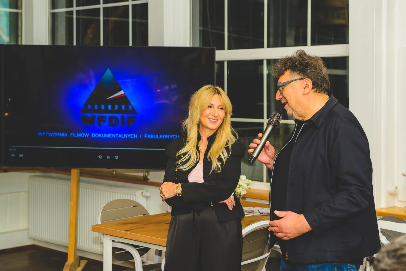 Agnieszka Będkowska, dyrektorka Wytwórni Filmów Fabularnych i Dokumentalnych i Jerzy Kapuściński, dyrektor artystyczny Studia Munka SFP / "Młodzi i Film" 2026 Agnieszka Będkowska i Jerzy Kapuściński podczas wydarzenia „Młodzi i Film” 2026 na tle monitora WFDiF.