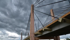 Ciemne chmury nad Wrocławiem. W poniedziałek taka deszczowa i burzowa aura będzie możliwa praktycznie w całej Polsce, a zwłaszcza na północy