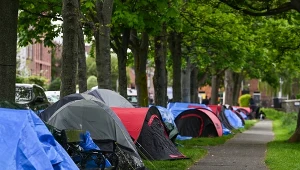 Namioty postawione wzdłuż dublińskiego Wielkiego Kanału. Zapewniają one schronienie osobom w kryzysie bezdomności i tym ubiegającym się o azyl