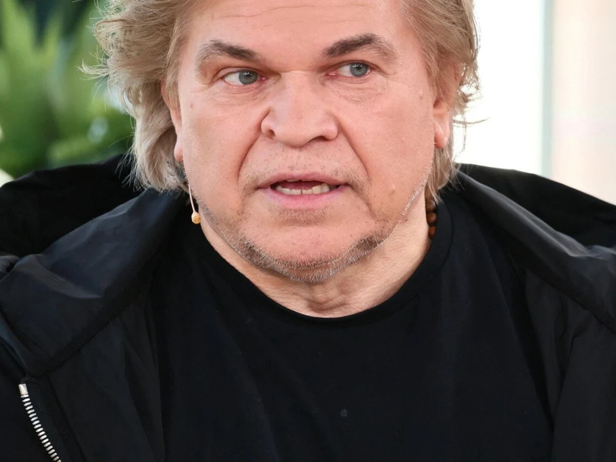 Jarosław Boberek Jarosław Boberek, polski aktor teatralny i dubbingowy, w czarnej stylizacji.