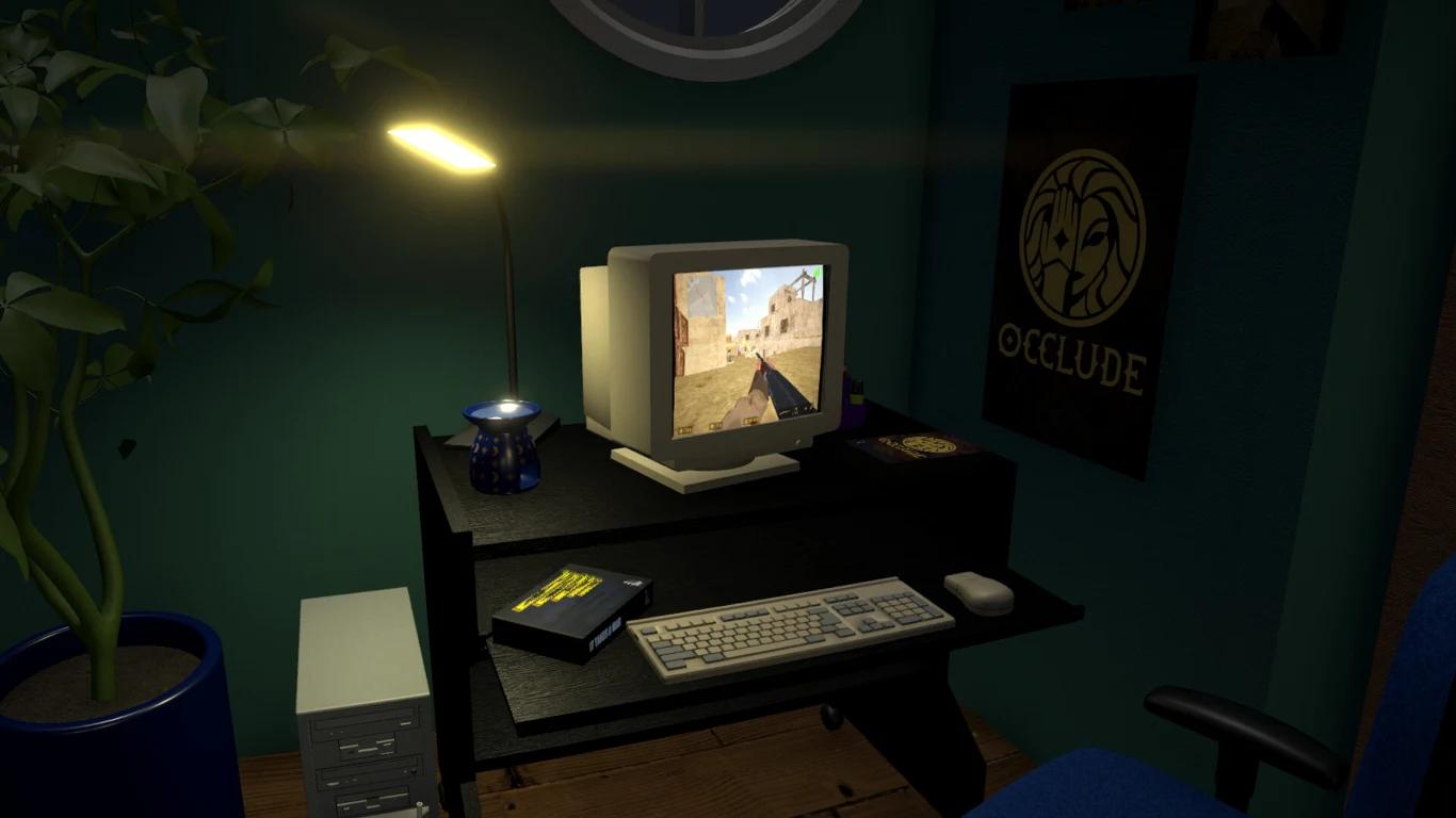 Stary komputer z kineskopowym monitorem na czarnym biurku, na ekranie widoczna gra komputerowa typu FPS, klawiatura i mysz obok, oświetlenie lampką biurkową oraz plakat z logo na zielonej ścianie.