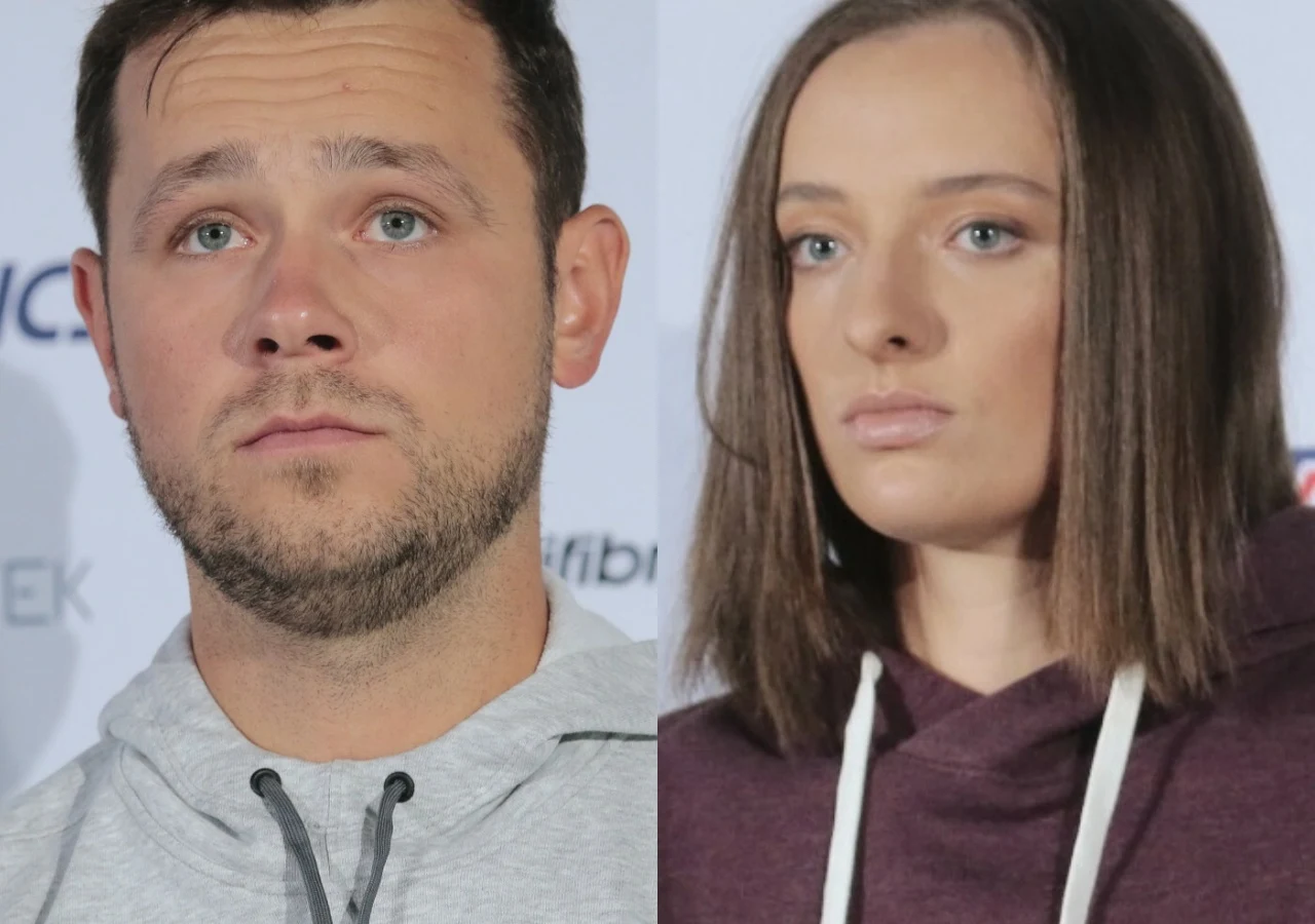 Piotr Sierzputowski, Iga Świątek Piotr Sierzputowski i Iga Świątek na konferencji prasowej w sportowych strojach. Zdjęcie z czasów ich współpracy.
