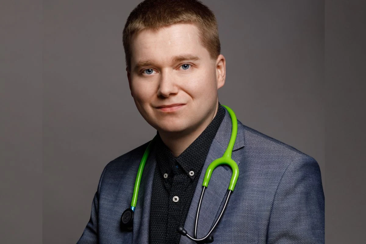 - Lekarz często musi odpowiedzieć "to zależy", a pacjent szuka prostych rozwiązań i szybkiego wyleczenia - zauważa dr n. med. Szymon Suwała, endokrynolog, diabetolog, specjalista leczenia otyłości Dr n. med. Szymon Suwała o dietach-cud i mitach medycznych. Prawa i mity o leczeniu tarczycy i choroby otyłościowej