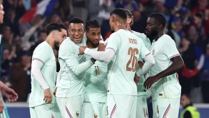 Kylian Mbaape wraz z piłkarzami reprezentacji Francji