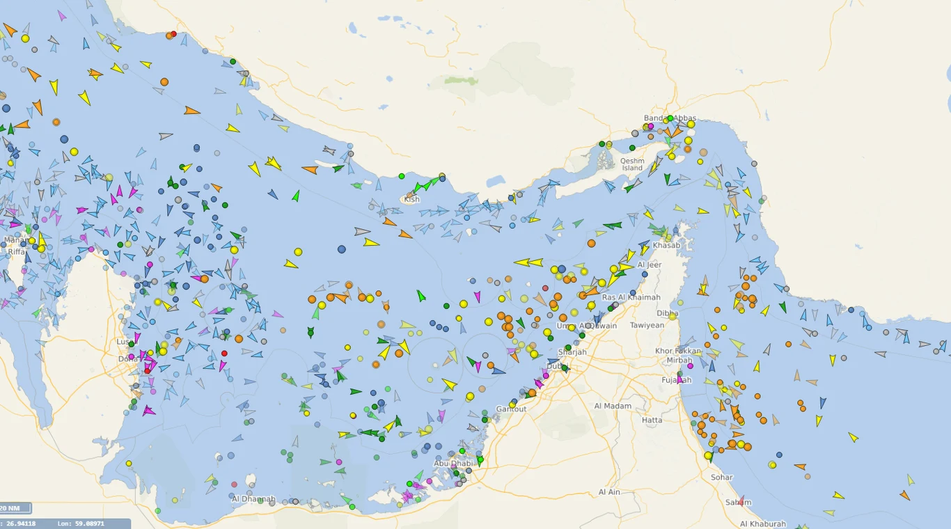 Ruch w cieśninie Ormuz Mapa Zatoki Perskiej z zaznaczonymi różnokolorowymi symbolami statków i jednostek pływających, ukazująca wysokie natężenie ruchu morskiego w rejonie nawigacyjnym pomiędzy wybrzeżami Iranu, Iraku, Kuwejtu oraz półwyspu Arabskiego.