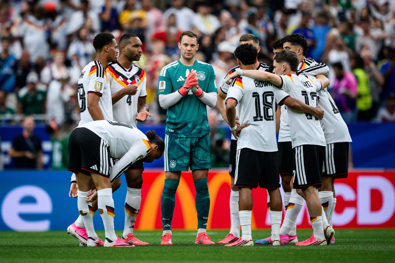 Mundial 2026: Felix Nmecha zrobił swym występem przeciw Curacao wrażenie na Jose Mourinho Piłkarze Niemiec w kręgu przed meczem, bramkarz w zielonym stroju z dłońmi złożonymi jak do modlitwy.