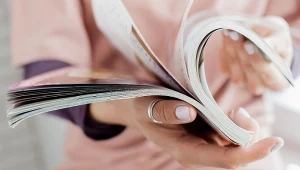 Gdzie wyrzucić papier lakierowany? Wiele osób popełnia ten sam błąd