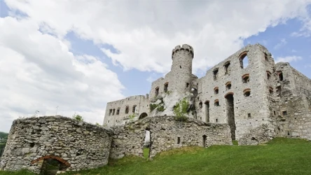To jeden z najpiękniejszych zamków w Polsce. Z Krakowa dojedziesz do niego w nieco ponad godzinę. 
