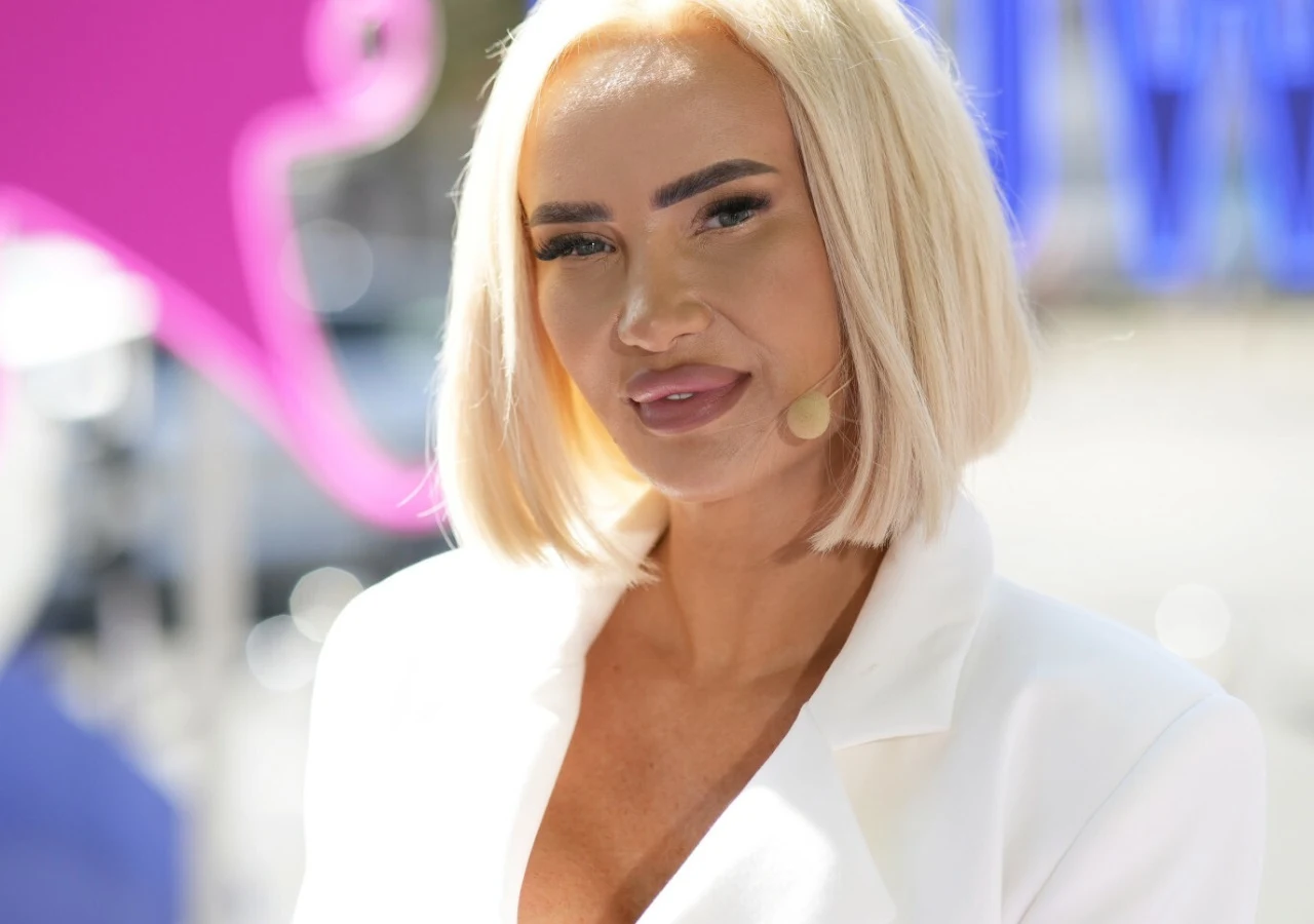 Izabela Macudzińska Izabela Macudzińska ubrana w biały żakiet.