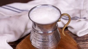Ajran może być ciekawą alternatywą dla słodkich napojów mlecznych. Ważne, by bazował na naturalnym jogurcie