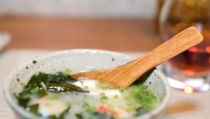 Produkty, które odbudowują florę bakteryjną jelit. Warto mieć je w kuchni