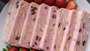 Różowy blok z mleka w proszku. Truskawkowy deser bez pieczenia w klimacie PRL