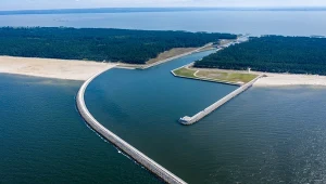 Kanał przez Mierzeję Wiślaną. Spacer deptakiem w głąb Bałtyku i widok na śluzę