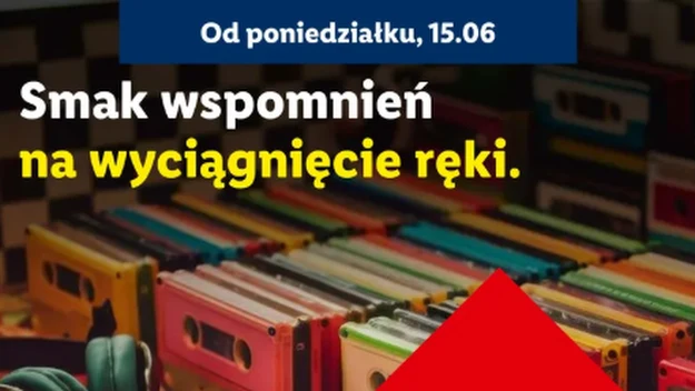 Kolorowe kasety magnetofonowe ułożone w rzędach, na pierwszym planie wafelki rurki z kremem na jasnej tacy obok żółtej etykiety z ceną.