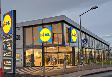 Wnętrze nowoczesnego supermarketu — ilustracja do artykułu o nowym Lidlu w Warszawie