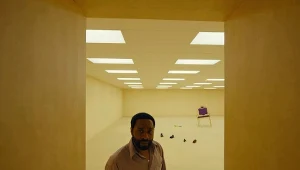  Chiwetel Ejiofor w filmie "Backrooms. Bez wyjścia"