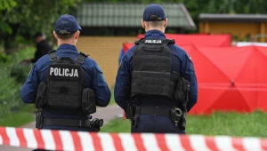 Funkcjonariusze policji w pobliżu miejsca strzelaniny przy ulicy Królowej Jadwigi w Białej Podlaskiej