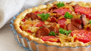 Chrupiąca tarta z dodatkiem kremowego nadzienia z kurkami 
