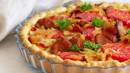 Chrupiąca tarta z dodatkiem kremowego nadzienia z kurkami 