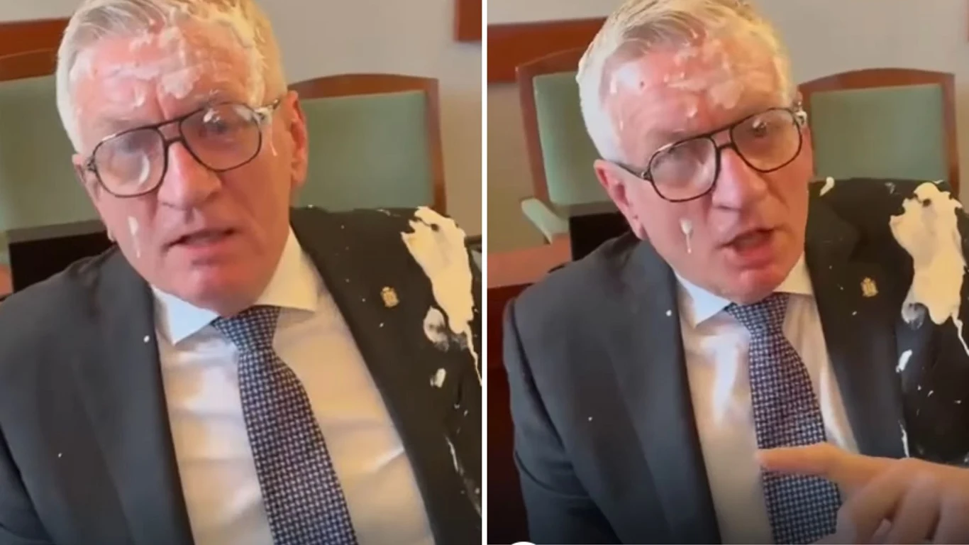 Prezydent Poznania Jacek Jaśkowiak został zaatakowany przez jednego ze swoich przeciwników. Kadr z nagrania wykonanego podczas rady miasta Jacek Jaśkowiak siedzi na krześle z resztkami ciasta na twarzy, włosach i ramionach podczas obrad rady miasta
