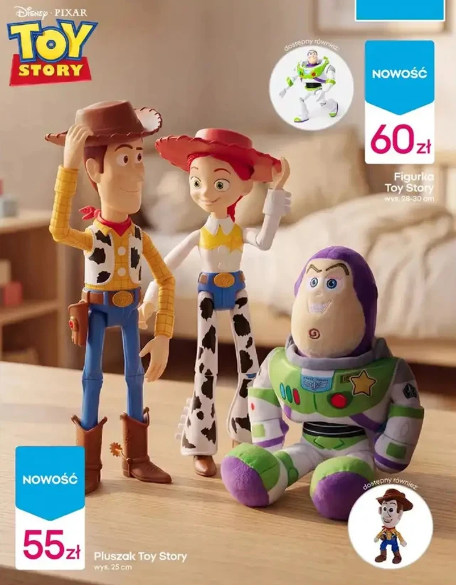 Figurki postaci z filmu Toy Story: Woody, Jessie i Buzz Astral ustawione na drewnianym stole, z wyraźnie widocznymi detalami strojów i wyrazami twarzy bohaterów, kolorowe oznaczenia cen i promocyjne etykiety przy każdej zabawce.