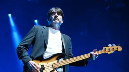 Alex James (Blur) pastiszowym hitem uratował swoje finanse
