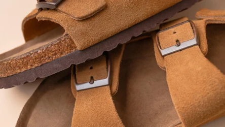 Te klapki wyglądają jak Birkenstocki, a kosztują niecałe 30 zł. Od środy będą w Aldi