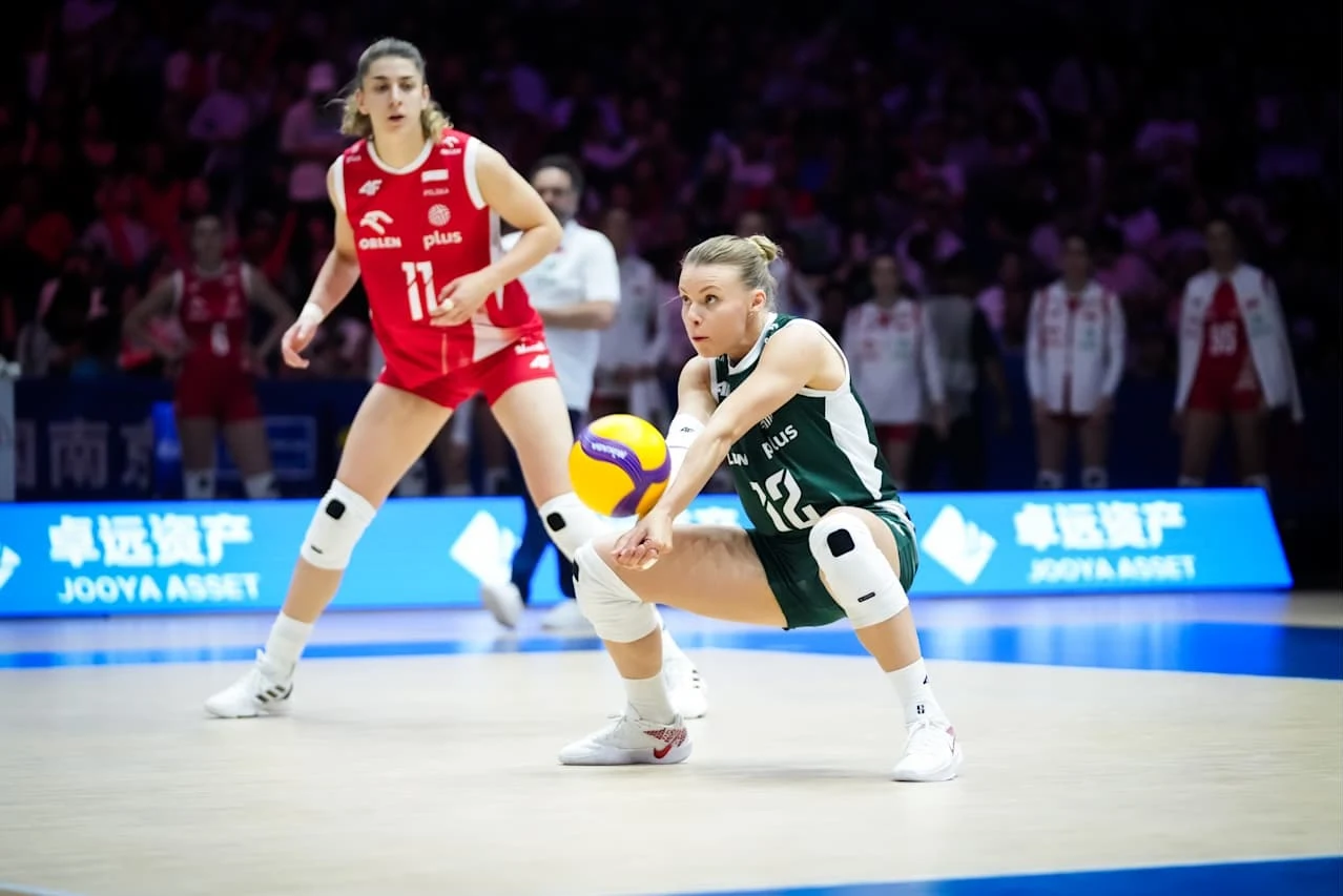 Martyna Łukasik i Aleksandra Szczygłowska w barwach reprezentacji Polski siatkarek Martyna Łukasik i Aleksandra Szczygłowska w barwach Polski podczas meczu siatkówki w Lidze Narodów.