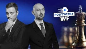 Dwóch mężczyzn w garniturach na ciemnoniebieskim tle, po prawej stronie duża figura szachowa oraz widoczne logo „Polityczny WF”.