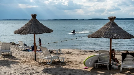 Jezioro Śniardwy oferuje piękne, piaszczyste i szerokie plaże oraz krystalicznie czystą wodę