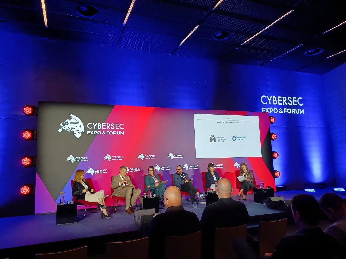 Panel dyskusyjny "Smart city. Jak technologie zmienią miasta" drugiego dnia CYBERSEC EXPO & FORUM 2026 w Katowicach Panel dyskusyjny "Smart city. Jak technologie zmienią miasta" drugiego dnia CYBERSEC EXPO & FORUM 2026 w Katowicach