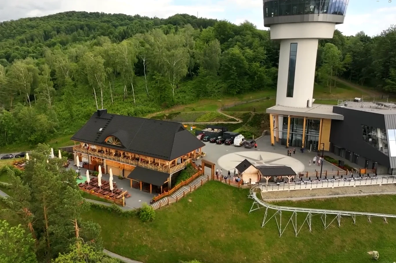 Spacer na wieży widokowej po szklanej platformie zawieszonej nad ziemią dostarcza adrenaliny i niezapomnianych widoków