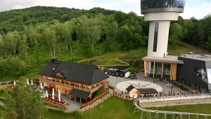 Spacer na wieży widokowej po szklanej platformie zawieszonej nad ziemią dostarcza adrenaliny i niezapomnianych widoków 