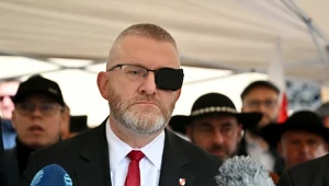 PiS chce odebrać wyborców Grzegorzowi Braunowi. I planuje to zrobić za pomocą wakacyjnej ofensywy