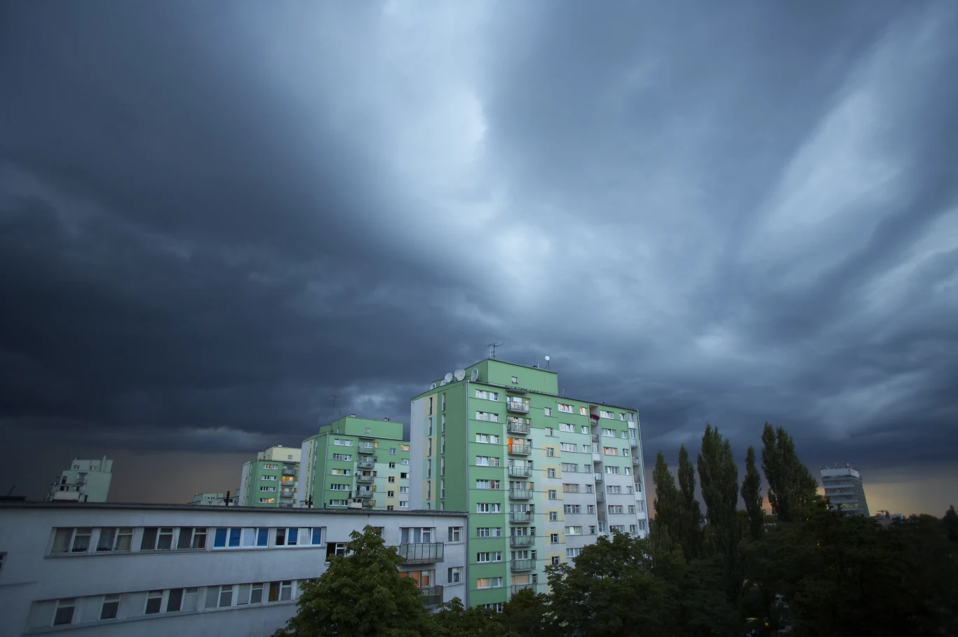 Pogoda w dużej części Polski będzie słoneczna spokojna, jednak burze wrócą nad południową i północno-wschodnią Polskę - informuje IMGW. Zdjęcie ilustracyjne Burzowe chmury nad miastem. Takich warunków w środę można się spodziewać na północnym wschodzie i południu