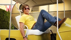 Brad Pitt jako Cliff Booth w filmie "Pewnego razu.. w Hollywood"