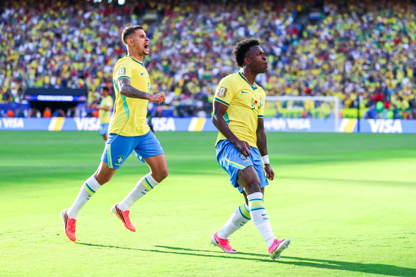 Bruno Guimaraes i Vinicius Junior w barwach reprezentacji Brazylii podczas mundialu 2026 Bruno Guimaraes i Vinicius Junior w żółto-niebieskich strojach Brazylii podczas meczu mundialu 2026.