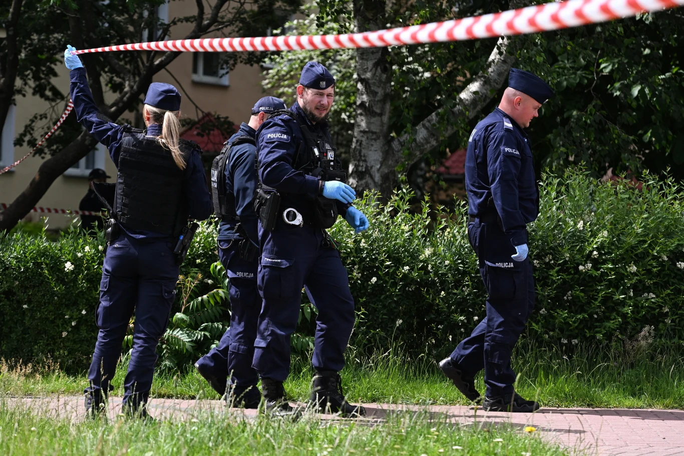 Tomasz Siemoniak potwierdza Interii, że w sprawie zabójstwa w Siemiona Skrepeckiego badany jest wątek rosyjskich służb Policja na miejscu zdarzenia, gdzie zastrzelony został Rosjanin Siemion Skrepecki