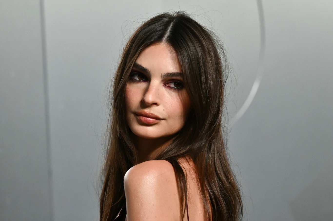 Emily Ratajkowski Portret Emily Ratajkowski, modelka pozuje, patrząc w stronę aparatu.