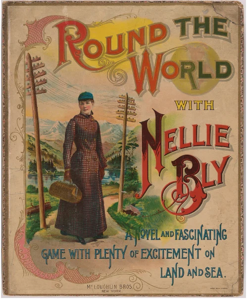 Kobieta ubrana w długą suknię i kapelusz, stojąca z walizką przy słupach telegraficznych na tle górskiego krajobrazu, obok kolorowy napis ‚Round the World with Nellie Bly’ z informacją o ekscytującej grze przygodowej.