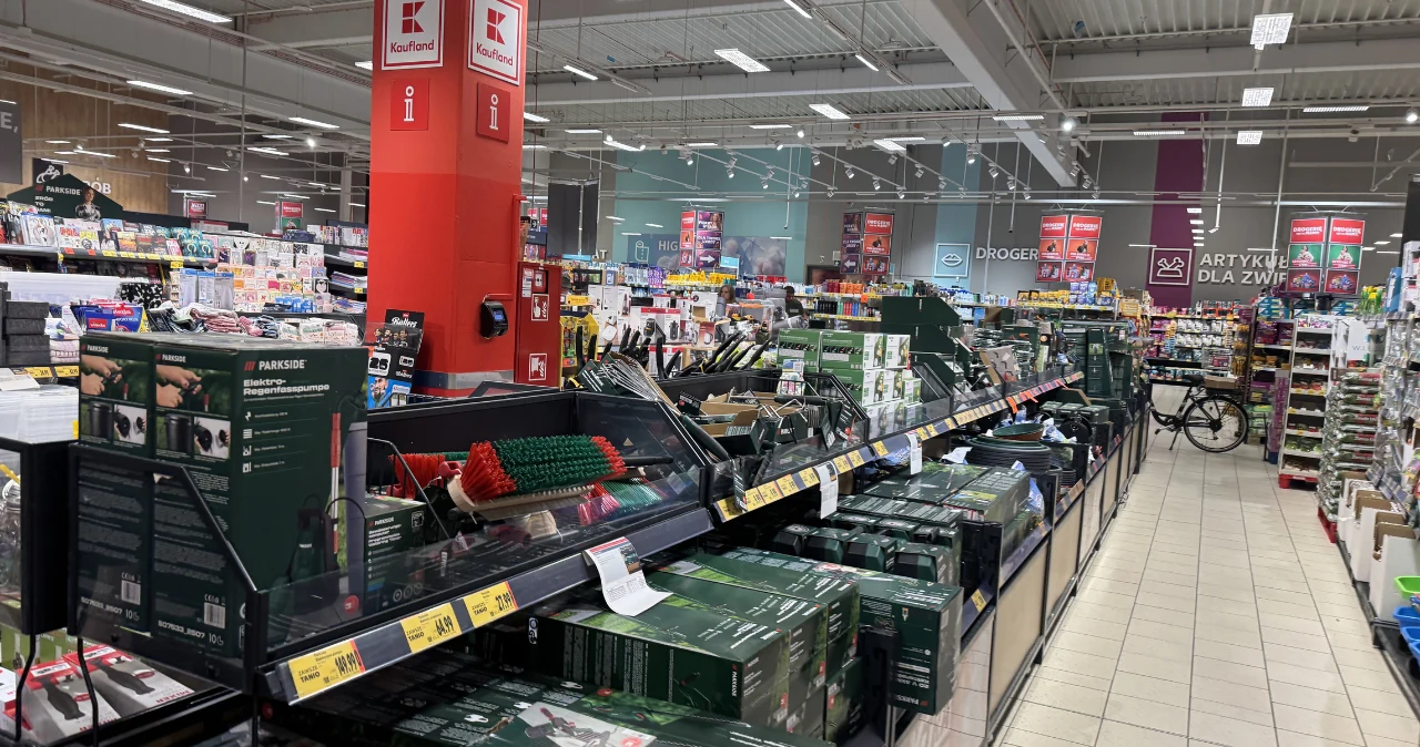 Prezenty na Dzień Taty w Kauflandzie. Portfele, LEGO i narzędzia w promocji Regały Kauflandu z portfelami, zestawami LEGO i narzędziami na Dzień Taty, ekspozycja w sklepie.