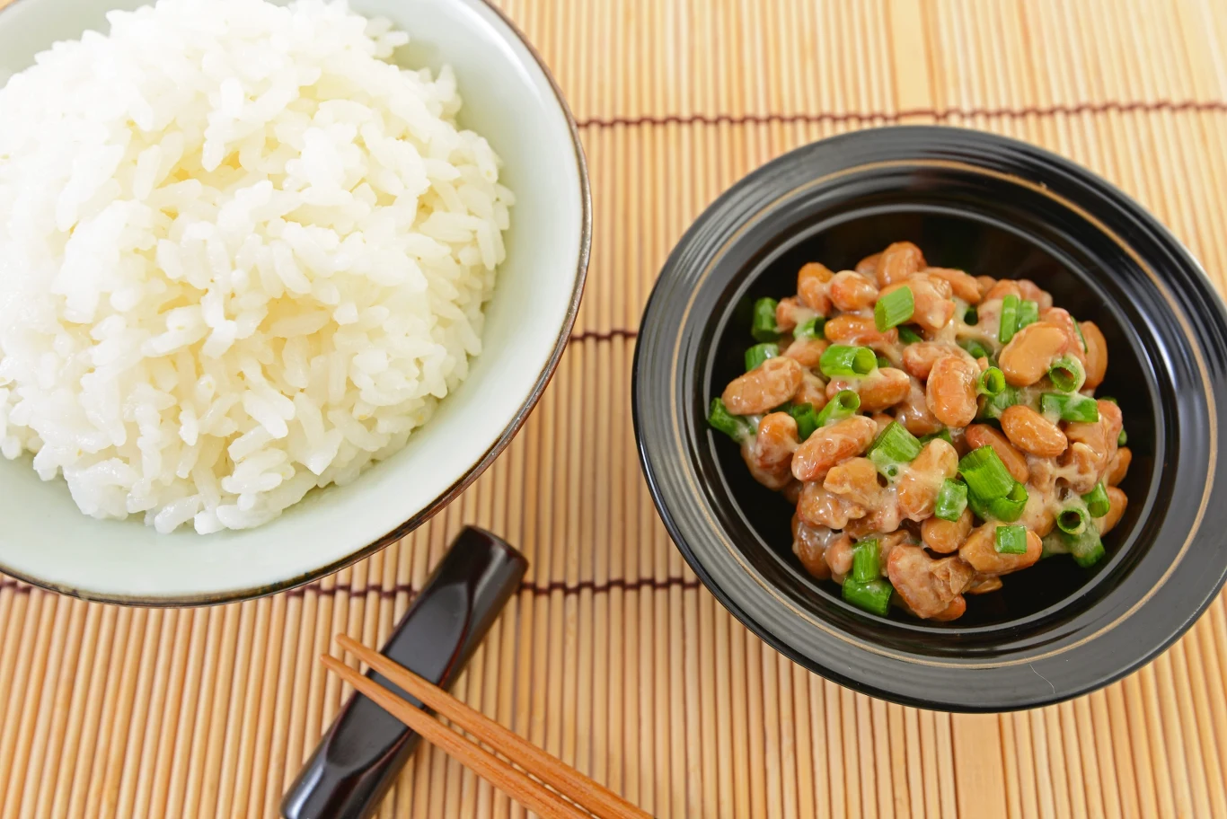 W Japonii natto podaje się najczęściej w towarzystwie gotowanego ryżu Miseczka białego ryżu oraz miska sfermentowanej soi natto z posiekanym szczypiorkiem ustawione na bambusowej macie obok drewnianych pałeczek.