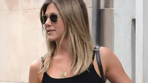 Jennifer Aniston jest wielką fanką sandałów na koturnie, modelu, który wraca na ulice latem 2026